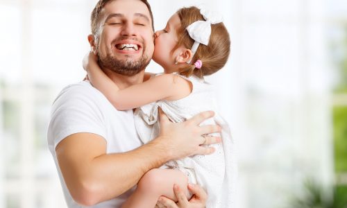 12 αγκαλιές την ημέρα: Ο μπαμπάς ως πυλώνας αγάπης και στήριξης