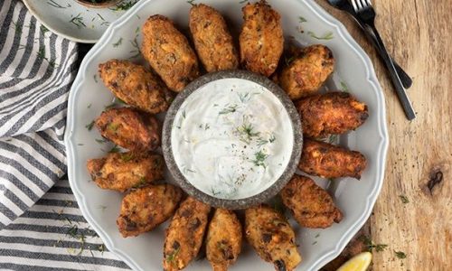 Μελιτζανοκεφτέδες με μυρωδικά και σος γιαουρτιού - Αξίζει να τους δοκιμάσετε