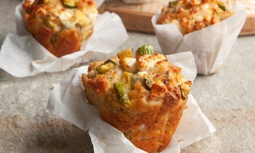 Θέλετε κάτι γρήγορο; Φτιάξτε αλμυρά muffins με φέτα και κολοκυθάκια