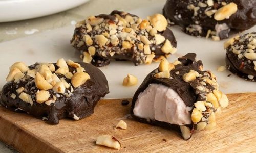 Παγωτίνια με γιαούρτι και φράουλα - Έτοιμα σε 10 λεπτά