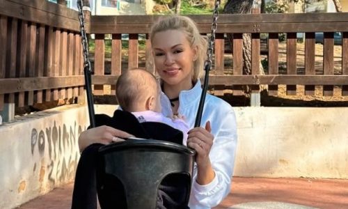 Βίκυ Κάβουρα: Βλέπει το ηλιοβασίλεμα αγκαλιά με την κόρη της