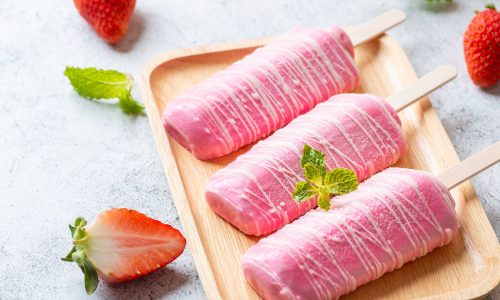 Σπιτικό παγωτό φράουλα με μόλις τρία υλικά (και χωρίς παγωτομηχανή)