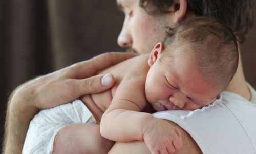 Οι μπαμπάδες νιώθουν περισσότερη μοναξιά και άγχος από τις μαμάδες – Νέες έρευνες