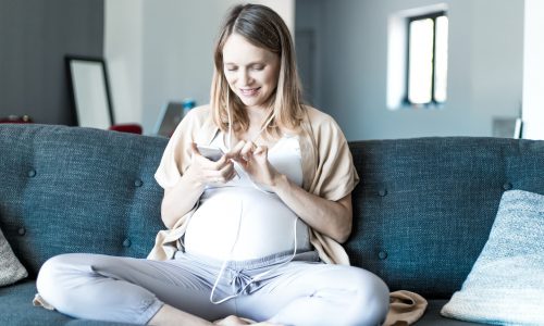 Κινητό στην εγκυμοσύνη: Πιθανές επιπτώσεις σε μητέρα και έμβρυο λόγω υπερβολικής χρήσης