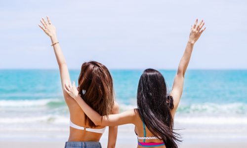 Πώς να βοηθήσετε τον έφηβό σας να αγαπήσει το σώμα του και να απολαύσει το καλοκαίρι