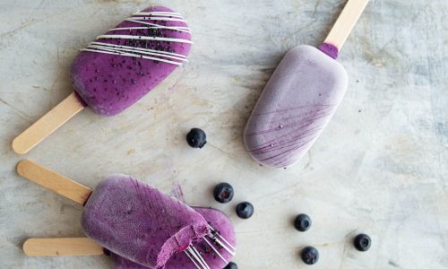 Σπιτικό παγωτό με βατόμουρα και μύρτιλα: Υγιεινή καλοκαιρινή απόλαυση για παιδιά