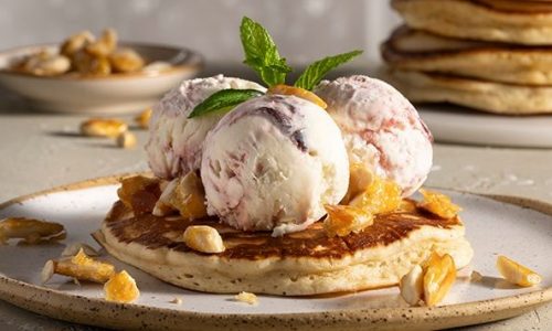 Pancakes με παγωτό και καραμελωμένα αμύγδαλα