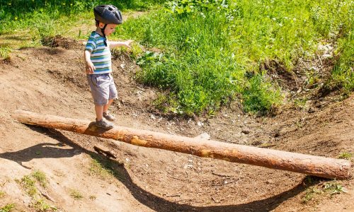 Πώς η γονεϊκή υπερπροστασία αυξάνει το άγχος και μειώνει την ευτυχία