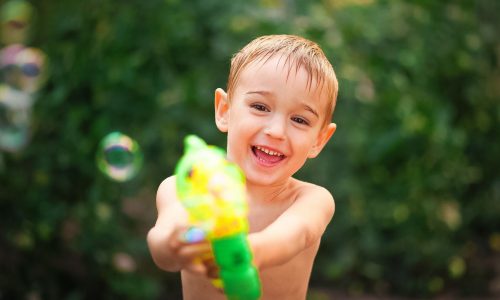 Τα καλύτερα καλοκαιρινά παιχνίδια με νερό που κάθε μαμά πρέπει να δοκιμάσει