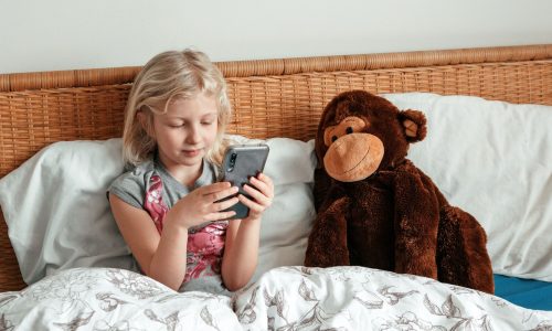 Ποιος είναι ο κατάλληλος χρόνος χρήσης οθονών για τα παιδιά το καλοκαίρι; Παιδίατρος εξηγεί