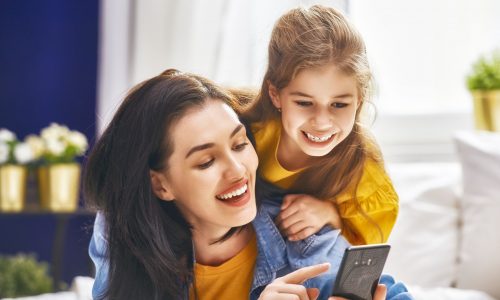 Μήπως ψάχνετε υπερβολικά γονεϊκές συμβουλές στα social media; Δείτε πόσο σας ωφελεί πραγματικά