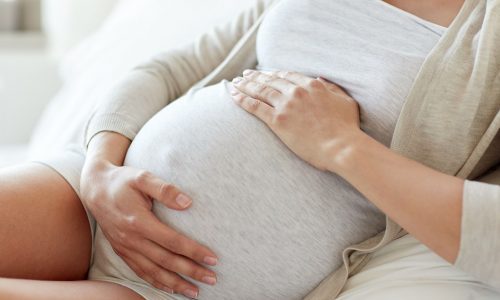Τι πρέπει να γνωρίζεις για τις κινήσεις του εμβρύου και πότε να ανησυχήσεις