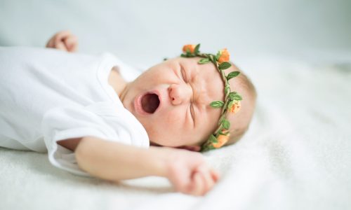 Το μωρό κάνει ήχους στον ύπνο του; Ανασαίνει βαριά; Ροχαλίζει; Δείτε γιατί