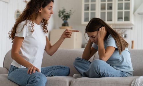 Ποιες τοξικές φράσεις πρέπει να αποφεύγετε να λέτε στο παιδί σας, αν θέλετε να σας ακούει