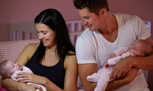 Σχεδόν 4 στις 10 μητέρες διδύμων εμφανίζουν συμπτώματα κατάθλιψης μετά τη γέννα,σύμφωνα με μελέτη