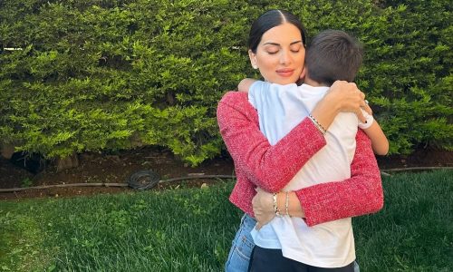 Η πιο ζεστή αγκαλιά: Η Σταματίνα Τσιμτσιλή με τον γιο της σε τρυφερές στιγμές