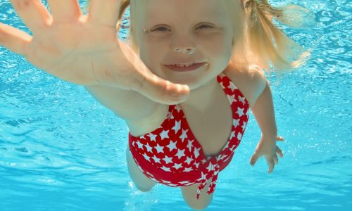 Υπάρχει η «σωστή» ηλικία για να μάθει ένα παιδί να κολυμπά;