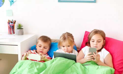Sleepovers στην ψηφιακή εποχή:Όταν η οθόνη παίρνει τη θέση του παιχνιδιού - Πώς να το αντιμετωπίσετε