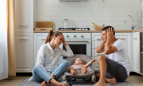 Η πλειοψηφία των γονιών απλώς «βγάζει την ημέρα» αντί να την απολαμβάνει, σύμφωνα με έρευνα