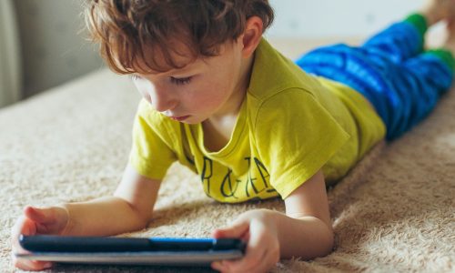 Γιατί ο εθισμός των παιδιών στις οθόνες ανησυχεί τους ειδικούς περισσότερο από τη διάρκεια χρήσης