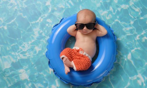 Πότε είναι ασφαλές να μπει το μωρό στην πισίνα; Οι παιδίατροι απαντούν
