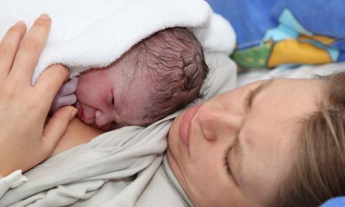 Πώς θεράπευσα την πληγή της μητρικής απουσίας μέσα από τα παιδιά μου