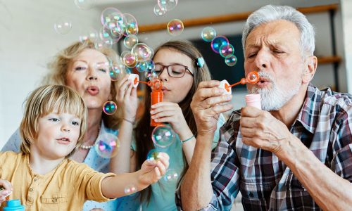Πώς οι παππούδες και οι γιαγιάδες χτίζουν δυνατούς δεσμούς με τα εγγόνια τους - 7 συνήθειες