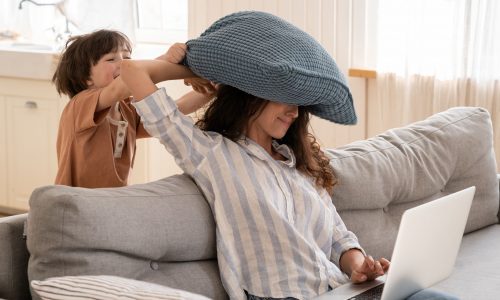 Τι να κάνω όταν το παιδί μου με χτυπάει; Είναι φυσιολογικό;