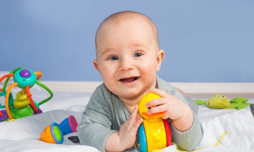 Πότε γυρίζει το μωρό από μπρούμυτα σε ανάσκελα; Όλα όσα πρέπει να ξέρετε