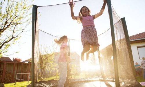 Οι απρόσμενοι κίνδυνοι των τραμπολίνων για τα παιδιά