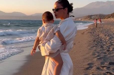 «Εργασία και χαρά»: Ο γιος της Ελένης Φουρέιρα βοηθάει στο πλύσιμο του αυτοκινήτου