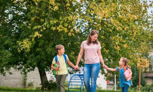 Πώς να μιλήσετε στο παιδί σας για τις ανησυχίες του πριν τη νέα σχολική χρονιά