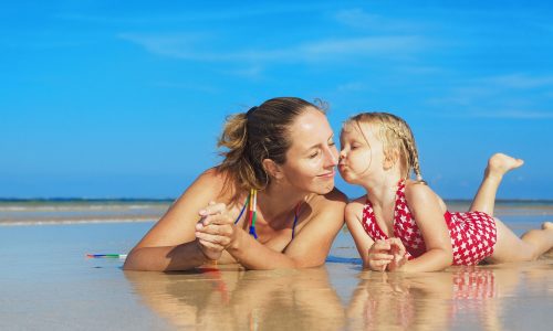 Το καλοκαίρι τα παιδιά χρειάζονται λιγότερους κανόνες και περισσότερες χαλαρές στιγμές μαζί σας