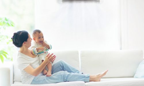 Καύσωνας και μωρό: Τι πρέπει να ξέρουν οι γονείς για τη χρήση κλιματιστικού
