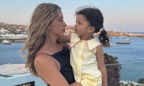 Γιολάντα Καλογεροπούλου:Οι οικογενειακές διακοπές σε Μύκονο και Αντίπαρο παρέα με αγαπημένους φίλους