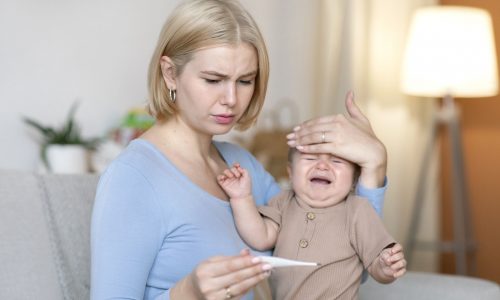 Γιατί το μωρό ανεβάζει πυρετό το καλοκαίρι; Όλα όσα πρέπει να ξέρεις
