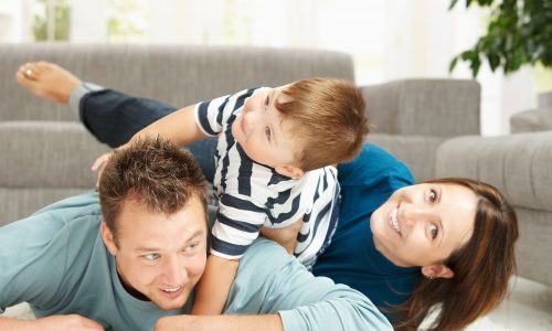 Μειώνεται ο αριθμός των παιδιών ανά οικογένεια στην ΕΕ και την Ελλάδα, σύμφωνα με την Eurostat