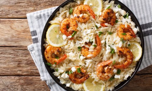 Κριθαρότο με γαρίδες και φέτα: Ιδανικό φαγητό για όλη την οικογένεια έτοιμο σε μόλις 30 λεπτά
