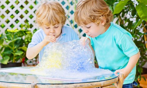 5 εύκολα καλοκαιρινά πειράματα που τα παιδιά θα λατρέψουν