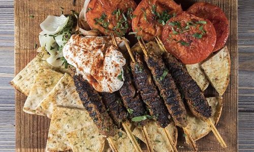 Γιαουρτλού κεμπάπ: Φτιάξτε την παραδοσιακή συνταγή από τη Μέση Ανατολή