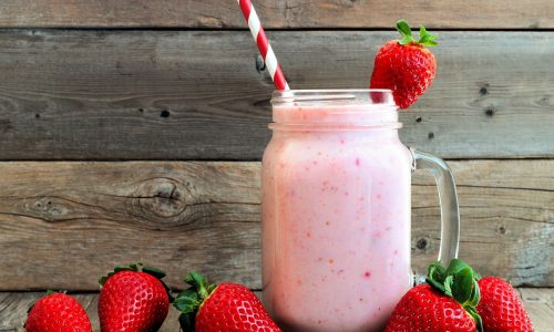 Πέντε συνταγές για δροσερά smoothies με φράουλα