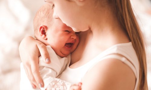 Μου έπεσε το μωρό στο πάτωμα: Πότε πρέπει να ανησυχήσω;