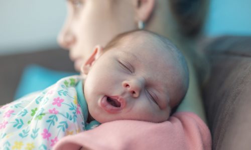 Ρουθούνισμα μωρού: Είναι φυσιολογικό ή πρέπει να ανησυχήσω;