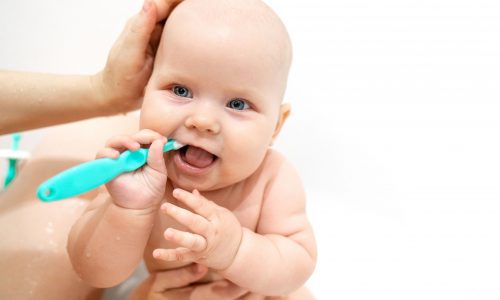 Πρέπει να καθαρίζετε τη γλώσσα του μωρού σας;