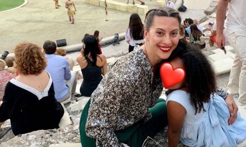 Βίκυ Βολιώτη: Η σπάνια φωτογραφία με την κόρη της στο Φεστιβάλ Αβινιόν