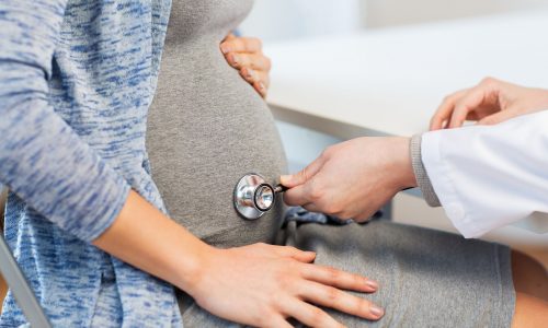 Καφέ υγρά στην εγκυμοσύνη: Είναι φυσιολογικά ή σημάδι ανησυχίας;