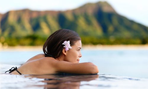 Δυσμηνόρροια και θάλασσα: Βοηθά το κολύμπι ή χειροτερεύει τον πόνο;