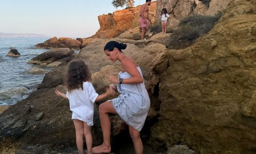 Οι δίδυμες κόρες της Χριστίνας Μπόμπα κλέβουν την παράσταση στις καλοκαιρινές τους διακοπές