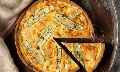 Εύκολη τάρτα με κολοκυθάκια και βάση από παξιμάδια