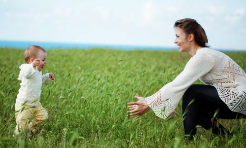Πότε θα περπατήσει το μωρό μου; Τι πρέπει να ξέρουν οι γονείς σύμφωνα με παιδίατρο